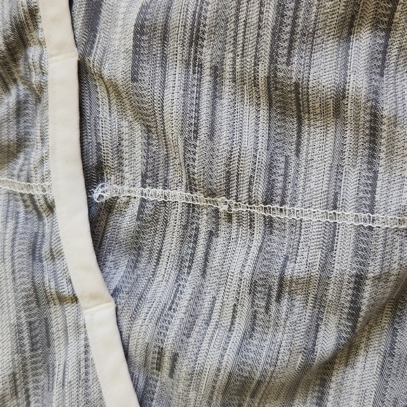 Women’s Speed Up Short Shorts.  Size 4. - Picture 10 of 10